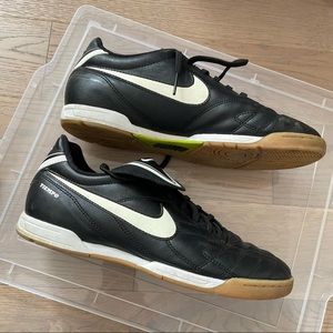 Nike Tiempo Indoor Soccer Black
White Leather Mens Size 9